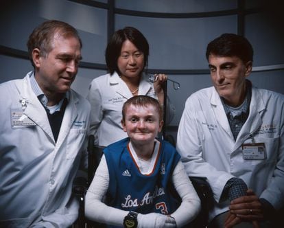 El equipo médico de la Universidad de Stanford junto a uno de sus pacientes en una imagen de archivo de 2015.