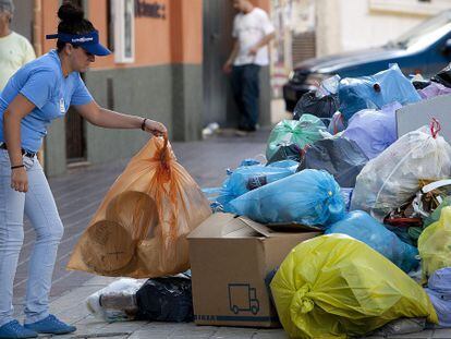 Una vecina dejando la basura en Rota.