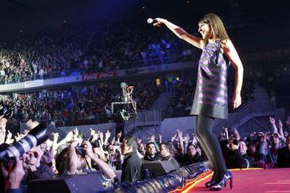 La cantante del dúo Amaral durante un concierto en el Palacio de los Deportes de Madrid.