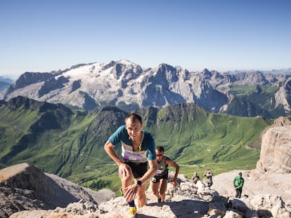 Stian Angermund coronando la cima del Piz Boè, seguido de Elhousine Elazzaou, ganador de la carrera, la Dolomyths Skyrace este sábado.