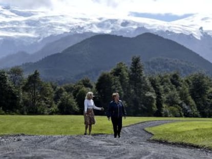 La viuda de Tompkins, fundador de North Face y filántropo, entrega a Bachelet fincas para proteger 4,5 millones de hectáreas, una superficie similar a la de Dinamarca o Aragón