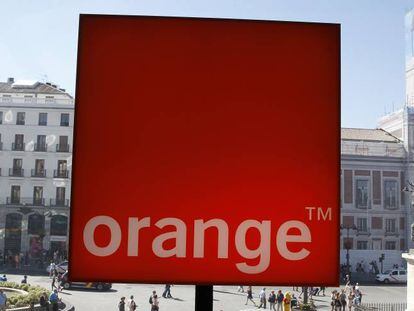 Logotipo de Orange en su tienda flagship de la Puerta del Sol.