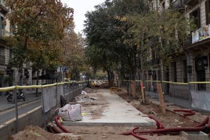 Obras de la Superilla del Eixample de Barcelona para convertir la calle de Consell de Cent en un "eje verde" sin tráfico, el proyecto estrella de Ada Colau, el 8 de diciembre.