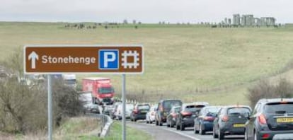 Tráfico en la A303 a su paso junto al monumento británico de Stonehenge.