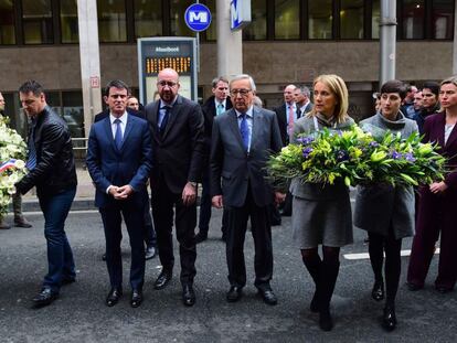 De izquierda a derecha (en el centro de la imagen) Valls, primer ministro francés, Michel, primer ministro belga, y Juncker, presidente de la Comisión, este miércoles en Bruselas.