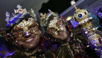 Algunos participantes posan a su llegada al baile.