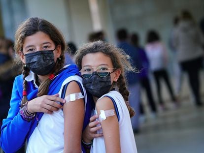 Dos niñas tras haber recibido la vacuna en Santiago.