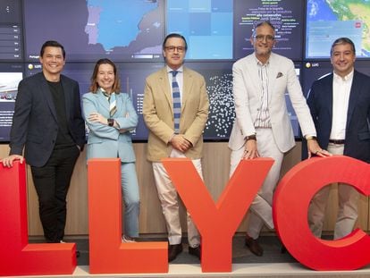 De izquierda a derecha: Adolfo Corujo (CEO de Deep Digital), Luisa García (COO Global), José Antonio Llorente (socio fundador y presidente de LLYC), Alejandro Romero (CEO Global) y Luis Miguel Peña (CEO Europa).