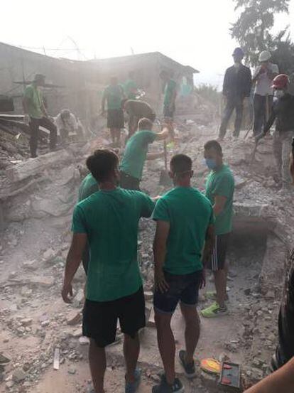 Los jugadores de Zacatepec ayudan a remover escombros.