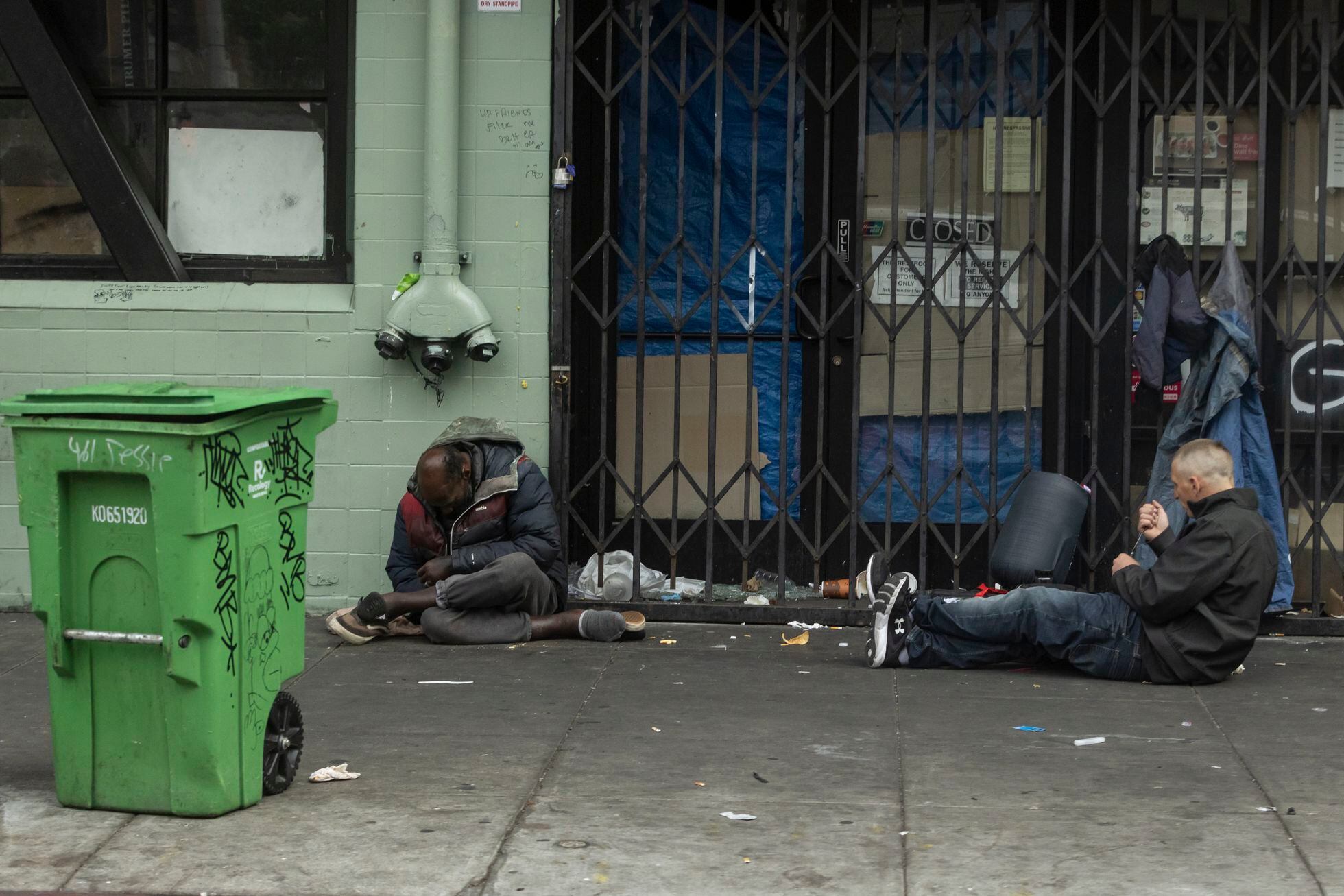 Personas sin hogar en el barrio de Tenderloin, en San Francisco, en el que el ayuntamiento tuvo que declarar el estado de emergencia en 2021 debido a las muertes por sobredosis.