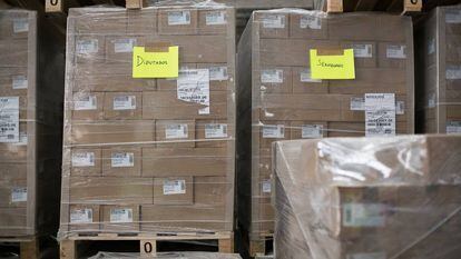 Papeletas en un almacén municipal de Barcelona para las elecciones generales del 28 de abril.
