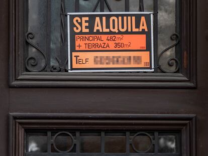 Cartel de alquiler en la puerta de una finca en Barcelona.