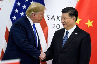 Donald Trump y Xi Jinping se dan la mano durante la cumbre de hoy en Osaka, jap&oacute;n.