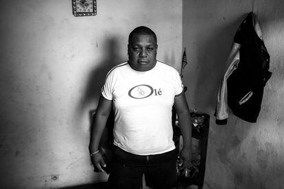 Thirry Randriamihavo, 52 años, posa para la foto en su habitación, en la comuna LGTBI de Ankazolava. Lleva el bar y vive con su compañero, que trabaja de guía turístico en Morondava, en la costa oeste de la isla.