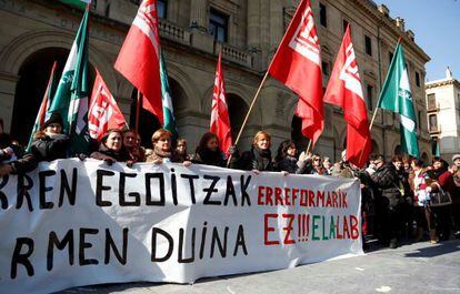 Un momento de la manifestación de protesta por la situación de los trabajadores de residencias, celabrada en San Sebastián.
