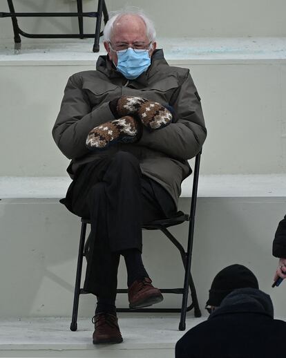 Las manoplas de Bernie Sanders. La foto del senador demócrata en una silla, con mascarilla, abrigo deportivo y manoplas durante el acto oficial de la inauguración de la presidencia de Joe Biden se hizo viral al instante convirtiéndose en un meme que compartieron famosos y anónimos por igual. Gran parte del éxito de la imagen recayó en los guantes, un regalo de Jen Ellis, una profesora de Vermont, que se los hizo a mano a partir de lana reciclada para mostrarle su apoyo político. La creadora confesó que había recibido más de 6.000 encargos a través de correo electrónico y que no haría más unidades, instando a todo aquel enamorado del modelo a buscar otro similar en Etsy. Si ya conocías la historia puedes hacer este test de The Guardian para poner a prueba tus conocimientos sobre algunos de los momentos de la moda más reseñables y recordados de 2021.