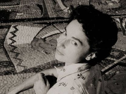 Lucy Tejada realizando el mural del Club Rialto en cali (1957)