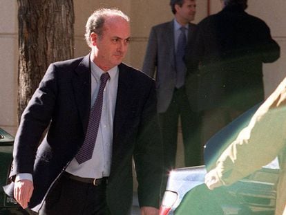 El juez Garc&iacute;a Castell&oacute;n, instructor del caso Gil, a su salida de la Audiencia Nacional en el a&ntilde;o 2000. 