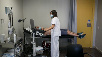 Una doctora realiza una ecografía pulmonar a un paciente, en Madrid.