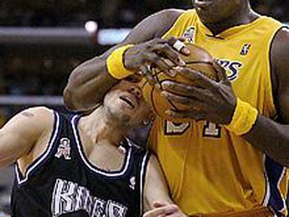 Shaquille O'Neal en acción. PLANO MEDIO - ESCENA