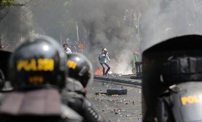 Un grupo de manifestantes indonesios arrojan piedras a la policía durante la protesta de este miércoles. 