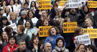 Sanitarios celebran el retiro del plan de privatización, en 2014.