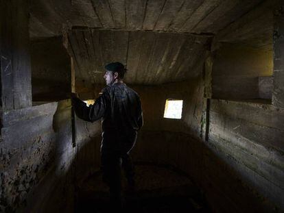 El sargento Quirós, en una de las fortificaciones defensivas.