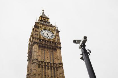 Dos cámaras de vigilancia junto al Big Ben, en Londres.