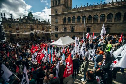 Manifestación 'Defende a Galega' convocada por distintos colectivos sociales y la plataforma de trabajadores de la CRTVG, en la Praza de Praterías de Santiago de Compostela el año pasado.
