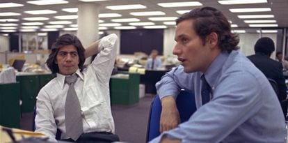 Los periodistas Carl Bernstein (izquierda) y Bob Woodward, en la redacción de The Washington Post en 1973. AP