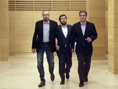 Juan Carlos Girauta, Miguel Guti&eacute;rrez e Ignacio Prendes, camino de la reuni&oacute;n.