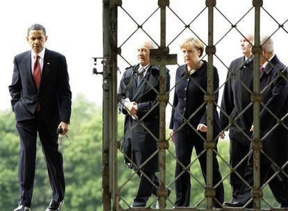 Barack Obama entra ayer en Buchenwald con Angela Merkel y Bertrand Hertz (centro), sobreviviente del Holocausto.