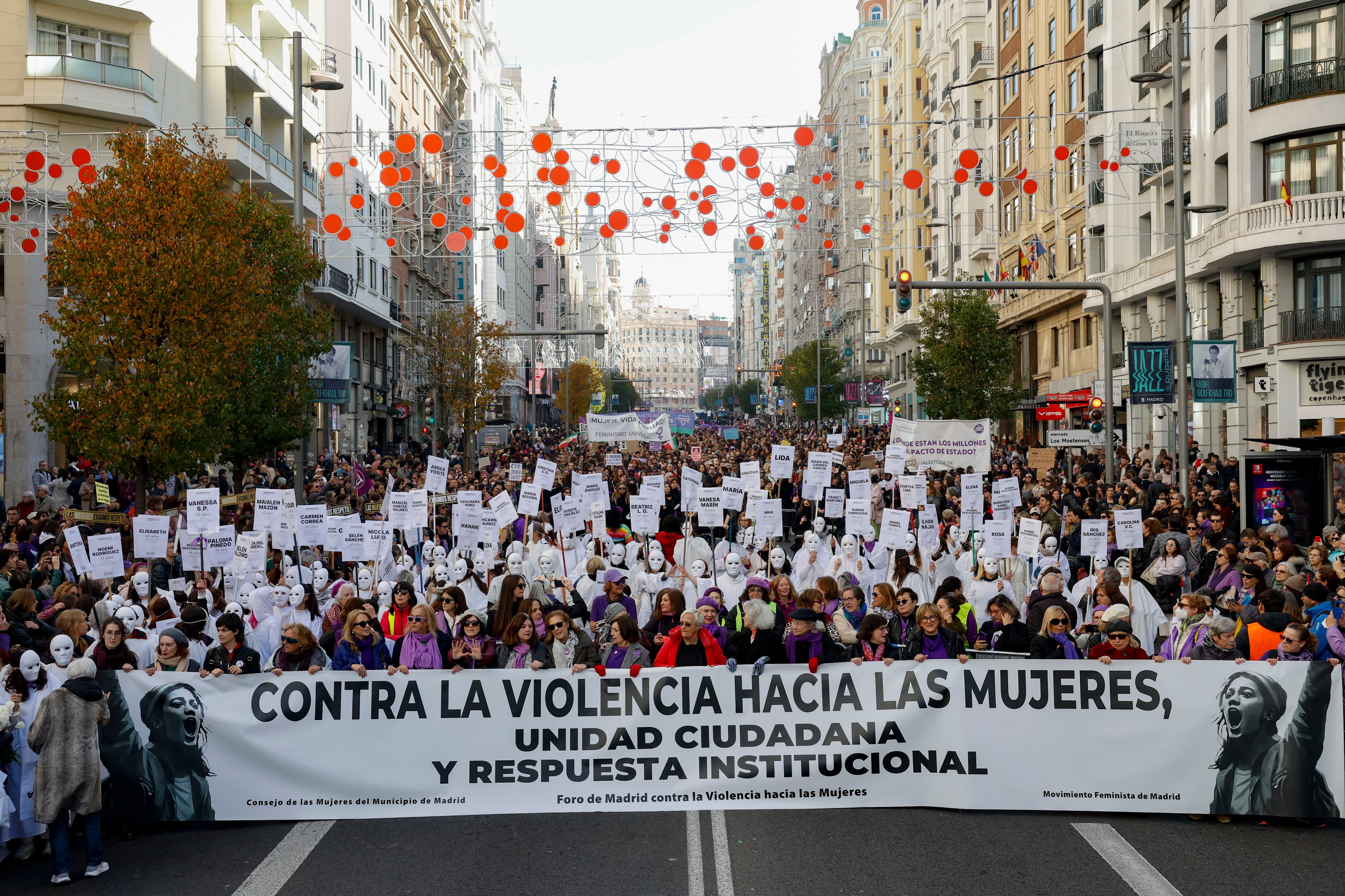 GRAF2772. MADRID, 25/11/2023.- Manifestación del 25N, Día Internacional de la Eliminación de la Violencia contra la Mujer, convocada por el Foro de Madrid Contra la Violencia a las Mujeres por la Gran Vía madrileña. EFE/Juan Carlos Hidalgo
