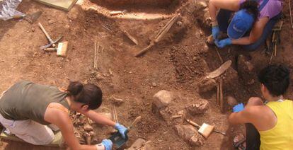 Historiadoras y arqueólogas desentierran restos de represaliados en la fosa común de Gualchos.