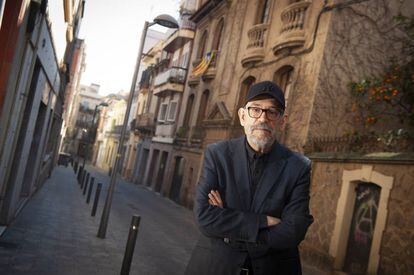 El periodista y escritor Marcos Ordónez, ayer, en una calle de Barcelona.