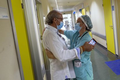 Manuel recibe un abrazo de una de las neumólogas del hospital cuando se encuentran por un pasillo durante la revisión del paciente.