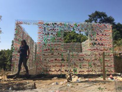 La organización VIEM MX construye viviendas para los afectados por el sismo del 19 de septiembre de 2017 utilizando botellas de plástico y otros materiales reciclados