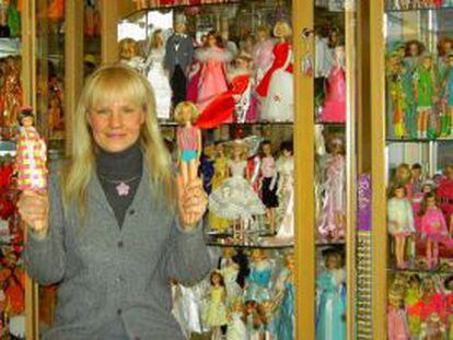 La coleccionista Bettina Dorfmann, con algunas de sus Barbies.
