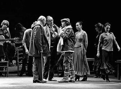 Antonio Saura, Carlos Saura, Antonio Gades y Cristina Hoyos, antes del estreno de <i>Carmen</i> en Madrid.