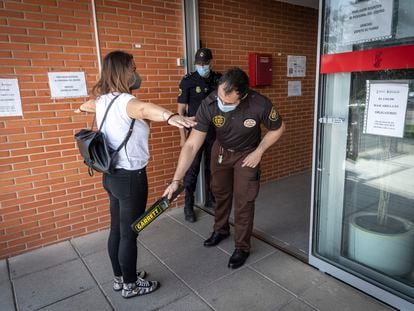 Acceso al centro de salud del barrio de La Coma de Paterna, con el control de metales y la policía como custodia, en una imagen tomada la pasada semana.