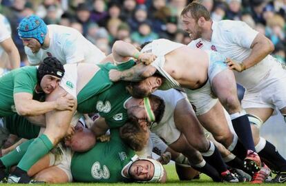 Mel&eacute; durante el partido entre Irlanda-Inglaterra