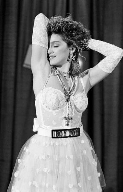 Madonna con el popular conjunto que mezclaba ropa interior, vestido de novia y el cinturón donde se podía leer 'Boy Toy' en la gala de los MTV Video Music Awards en 1984.
