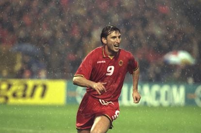 Luc Nilis celebra un gol con la selección de Bélgica en 1997. 