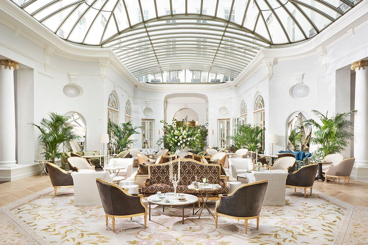 Vista del vestíbulo del Mandarin Oriental Ritz de Madrid, premiado este 2024 con tres llaves Michelin.