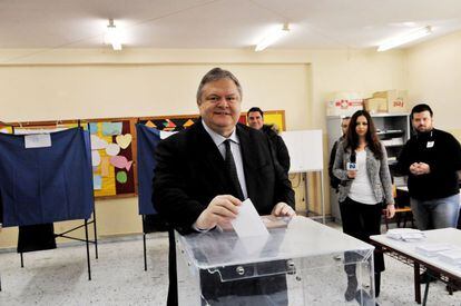 El líder del partit socialista Pasok, Evangelos Venizelos, votant a Salònica.