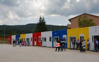 Estudiantes empiezan la escuela en aulas improvisadas en Amatrice.