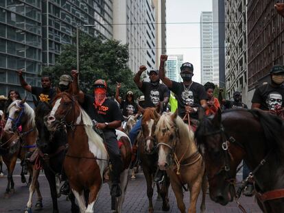 Manifestantes a caballo por las calles de Houston, Texas.