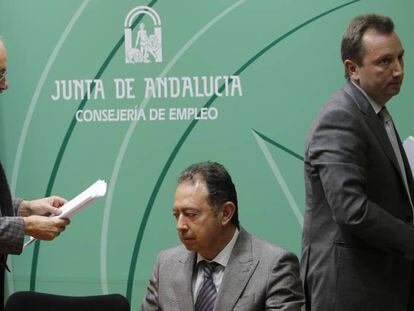 El exviceconsejero andaluz Justo Ma&ntilde;as (izq.) y el exdirector Daniel Alberto Rivera (centro).
