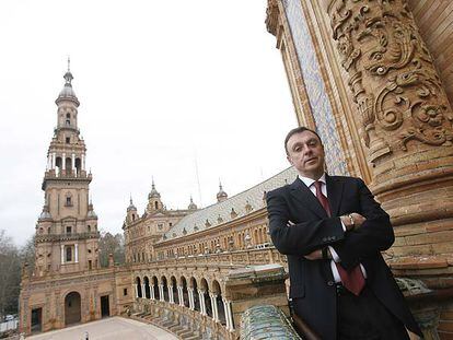 Jaime Palop, en la Plaza de España de Sevilla, donde tiene su sede la Agencia Andaluza del Agua.