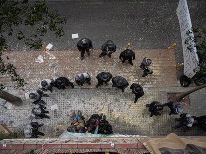 Enfrentamiento entre agentes de los Mossos d'Esquadra y un grupo de activista durante un desahucio en Barcelona, el pasado diciembre.